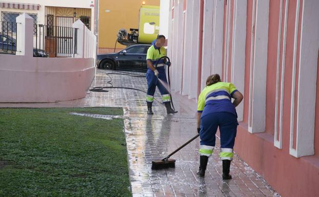 Operarios de Limasa limpian una acera de la capital. 