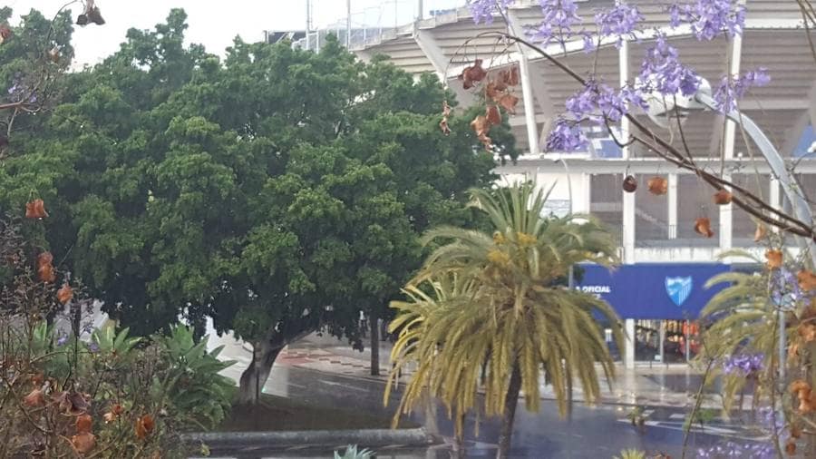 Foto de la tormenta esta tarde en La Rosaleda. 