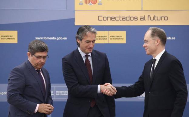 El ministro de Fomento, Íñigo de la Serna, en la firma del protocolo entra Adif y Railway Innovation Hub Spain.