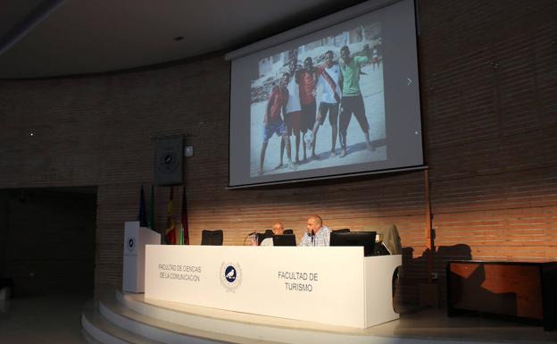 Imagen principal - Momentos de la conferencia de Antonio Pampliega.