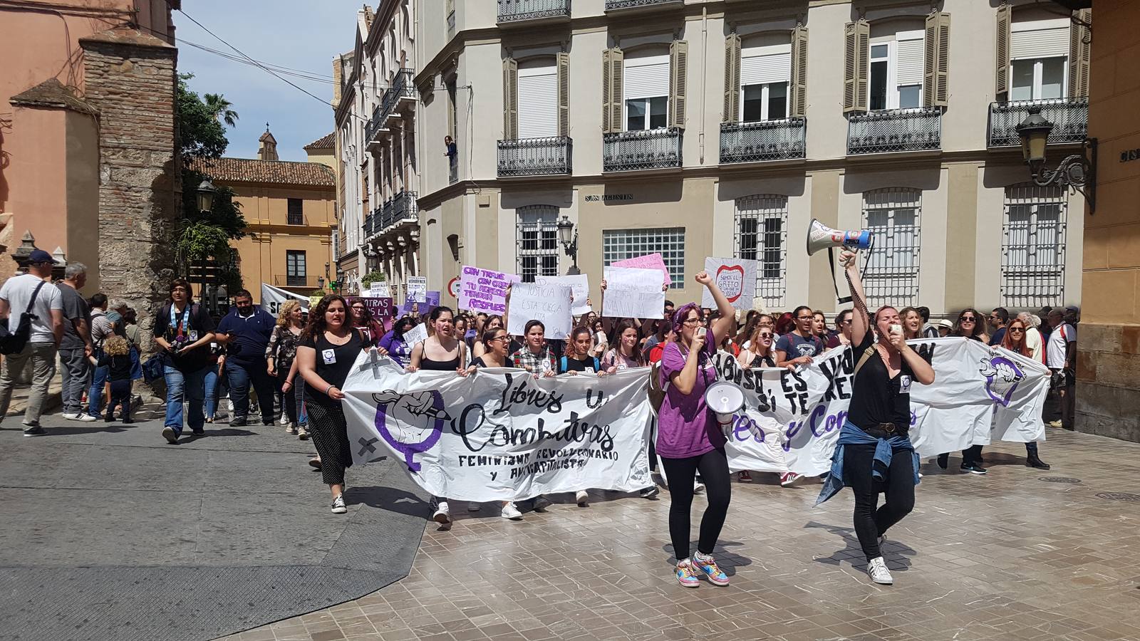 Al mediodía de este jueves se celebraba una concentración en la Plaza de la Constitución que finalmente terminaba en manifestación por las calles del centro