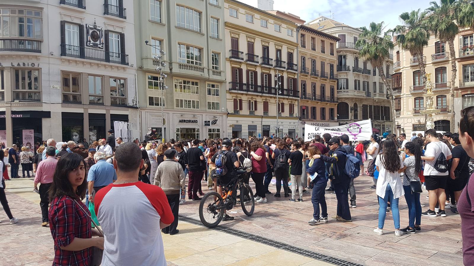 Al mediodía de este jueves se celebraba una concentración en la Plaza de la Constitución que finalmente terminaba en manifestación por las calles del centro