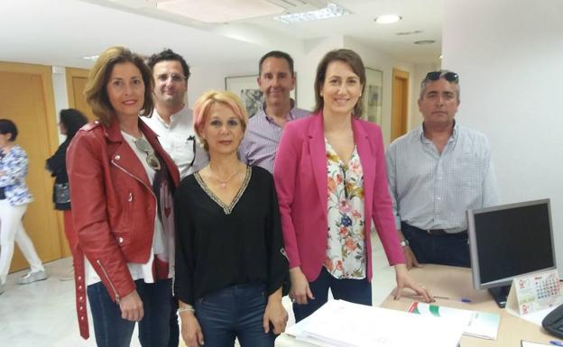 Isabel Aguilera, segunda por la derecha, con su equipo al entregar la documentación. 