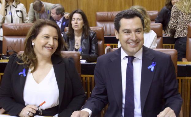 Carmen Crespo y Juanma Moreno, ayer antes de comenzar el pleno.