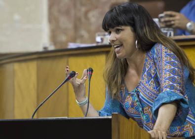 Imagen secundaria 1 - Juan Marín escucha con atención en el pleno. Abajo, Teresa Rodríguez, durante su intervención y Antonio Maíllo, en el estrado. 