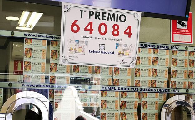 Cartel del primer premio de la Lotería Nacional que luce la administración número 45 'Jesús Cautivo', ubicada en la Plaza Olletas. 