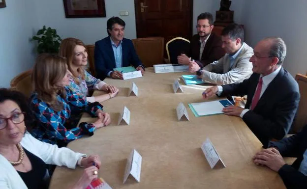 Imagen de la reunión de este viernes entre la consejera de Salud y el alcalde de Málaga.