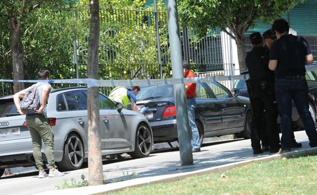 Agentes del Cuerpo Nacional de Policía inspeccionan el lugar de los hechos.