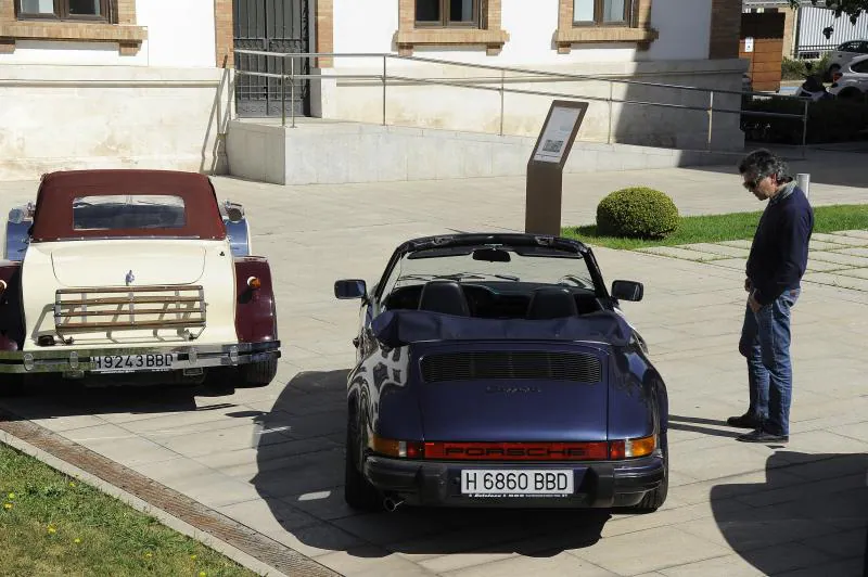Se han exhibido más de una decena de vehículos antiguos. Todo lo recaudado irá íntegramente a la Fundación El Pimpi, y en concreto para el proyecto Soles de Málaga