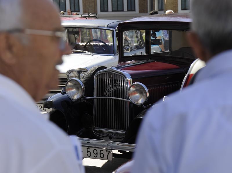 Se han exhibido más de una decena de vehículos antiguos. Todo lo recaudado irá íntegramente a la Fundación El Pimpi, y en concreto para el proyecto Soles de Málaga