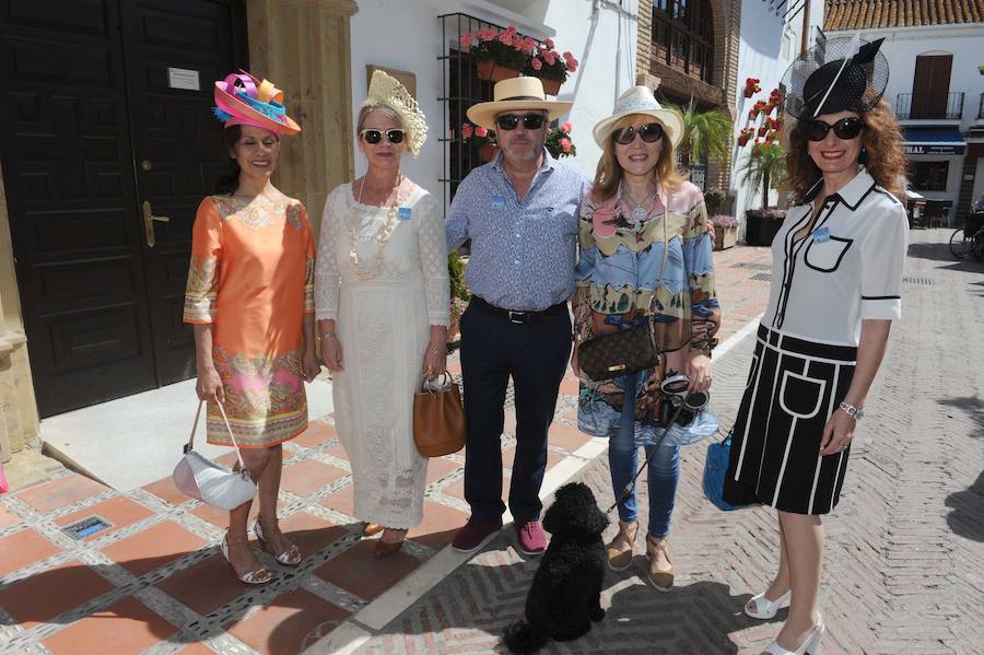 La segunda edición del paseo con tocados que acoge la ciudad, evento espejo del que se celebra en Barcelona, llena de color el casco antiguo