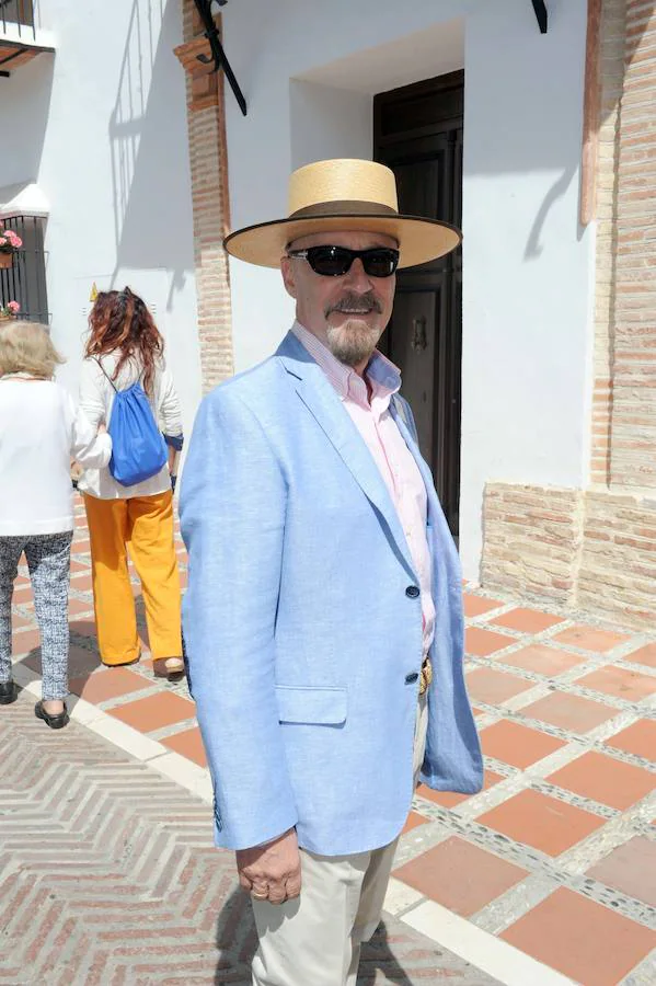 La segunda edición del paseo con tocados que acoge la ciudad, evento espejo del que se celebra en Barcelona, llena de color el casco antiguo