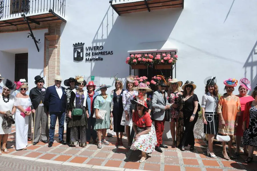 La segunda edición del paseo con tocados que acoge la ciudad, evento espejo del que se celebra en Barcelona, llena de color el casco antiguo