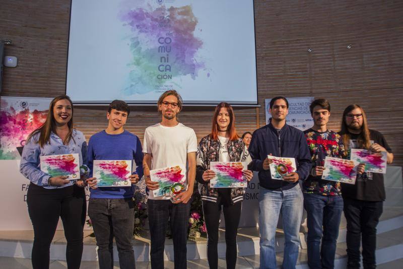 Profesores, alumnos y personal de administración y servicios conmemoran el aniversario en un acto en el Aula Magna que contó con los distintos decanos que han pasado por el centro. La periodista y activista Caddy Adzuba fue la invitada de honor durante la ceremonia