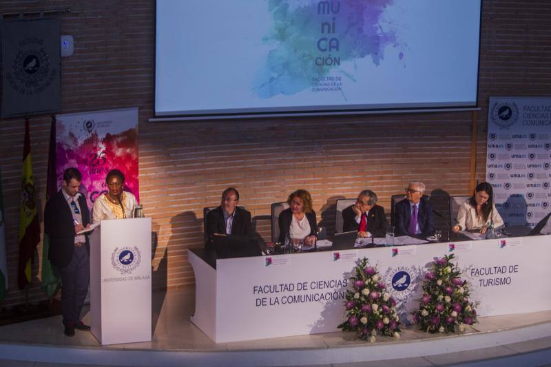 Profesores, alumnos y personal de administración y servicios conmemoran el aniversario en un acto en el Aula Magna que contó con los distintos decanos que han pasado por el centro. La periodista y activista Caddy Adzuba fue la invitada de honor durante la ceremonia