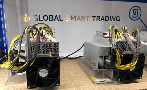 Equipos ASIC dedicados a la minería en las oficinas de CryptoSolarTech.