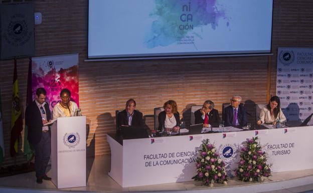 La activista Caddy Adzuba, durante su intervención en el acto de Ciencias de la Comunicación.