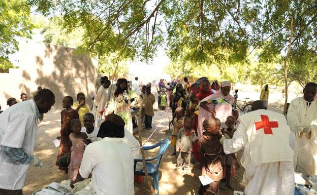 Vidas salvadas. Filas de niños con sus madres en una campaña de medicación contra la meningitis en una aldea de Chad. 