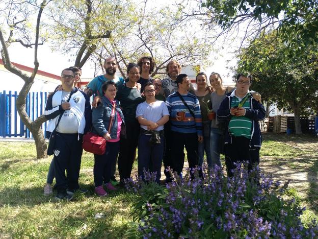  Voluntarios del proyecto Jaulas Abiertas con miembros de la Asociación Málaga Down que acuden habitualmente a este espacio. :: R. Sánchez