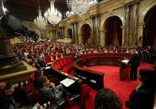 Los diputados catalanes escuchan ayer el discurso del nuevo presidente Quim Torra. :: Albert Gea / reuters