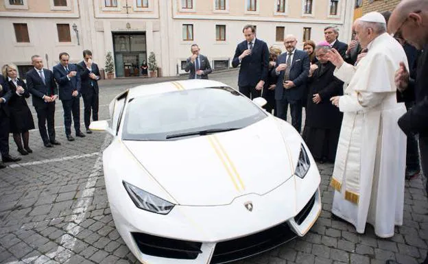 El Papa Francisco junto al Lamborghini Huracán.
