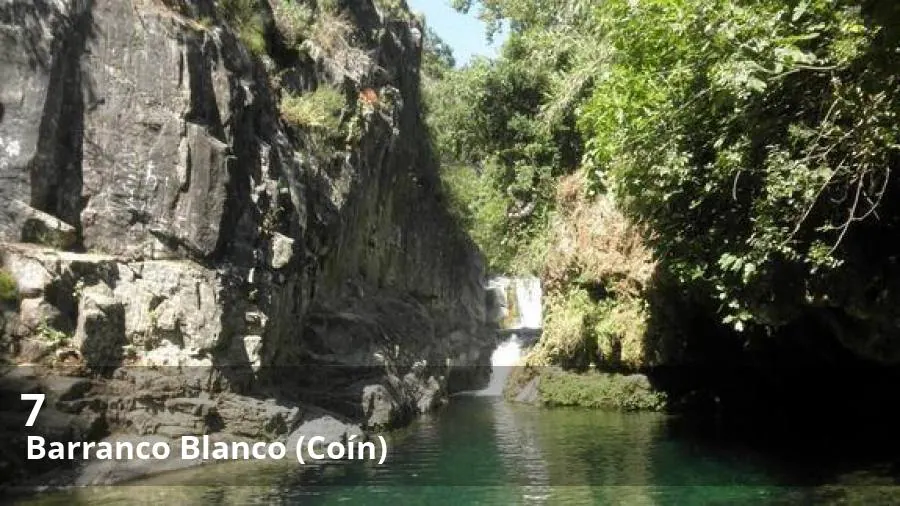 Esta ruta fluvial, a pesar de ser una de las más cortas de la provincia de Málaga, es la que ofrece una de las estampas más espectaculares de los ríos de la provincia. Concretamente recorre el tramo del río Alaminos que desciende por las sierras coínas, poco antes de que sus aguas vayan a parar al río Fuengirola. Saltos de agua y pozas de aguas cristalinas forman parte de este cómodo itinerario, en el que puede participar, sin duda alguna, toda la familia, ya que, salvo algunas zonas donde hay que nadar, el recorrido tiene un buen acceso. Eso sí, suele estar muy frecuentado en verano (especialmente, los fines de semana).