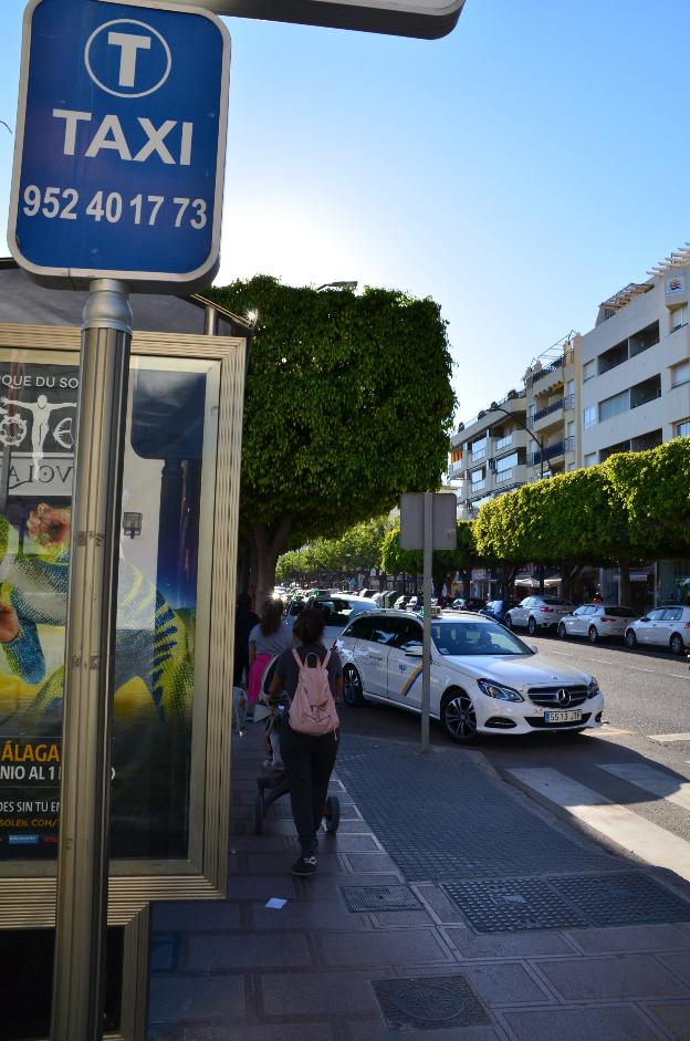 Imagen de la parada de taxis de la avenida del Mediterráneo.