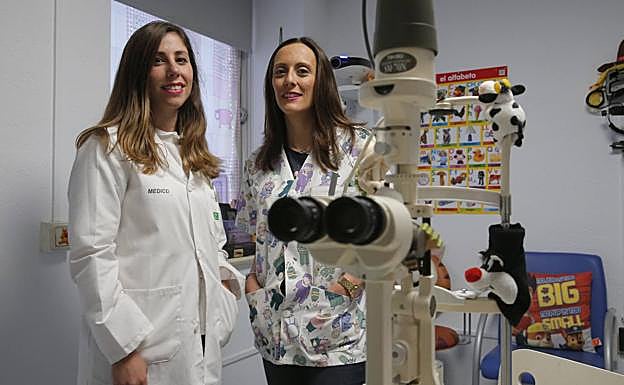 Ana Morales y María Isabel Pérez, ayer en una consulta de oftalmología del Materno. 