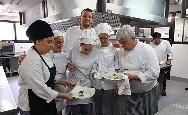 Alejandro Zamora y sus alumnos del grupo b de cocina, con el plato de merluza ya listo. 