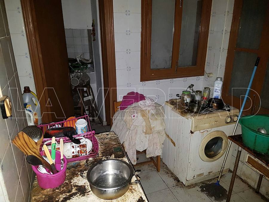 La Verdad publica fotos exclusivas  del interior de la casa de Alcantarilla donde dos policías locales han rescatado a una madre y su hija a las que el cabeza de familia mantuvo retenidas contra su voluntad tras el aviso de familiares de la víctima