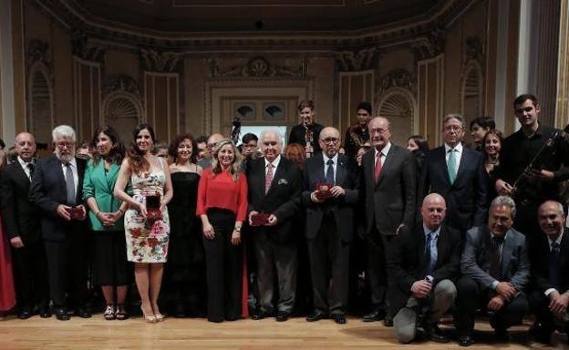 Los participantes en la entrega de premios del Ateneo, junto al alcalde. 