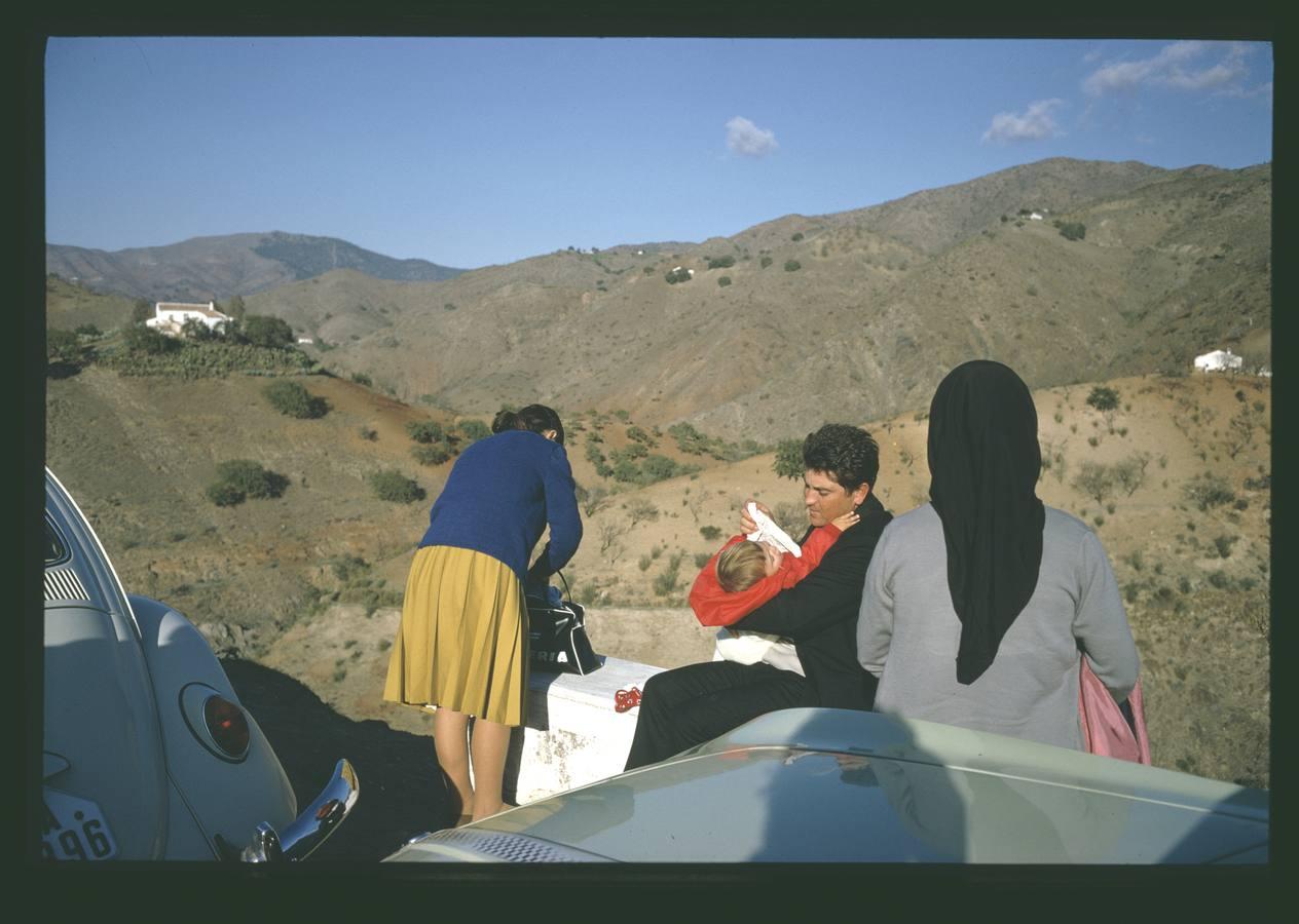 El joven fotógrafo neoyorquino Joel Meyerowitz recaló en Málaga en los años sesenta y convivió durante seis meses con la familia gitana de los Escalona. Durante ese tiempo retrató en color y blanco y negro a Málaga y sus calles.