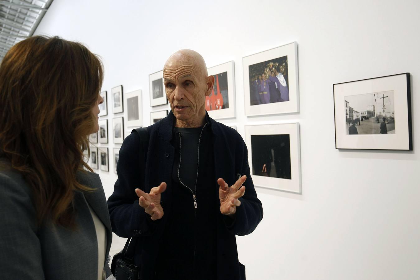 El joven fotógrafo neoyorquino Joel Meyerowitz recaló en Málaga en los años sesenta y convivió durante seis meses con la familia gitana de los Escalona. Durante ese tiempo retrató en color y blanco y negro a Málaga y sus calles.