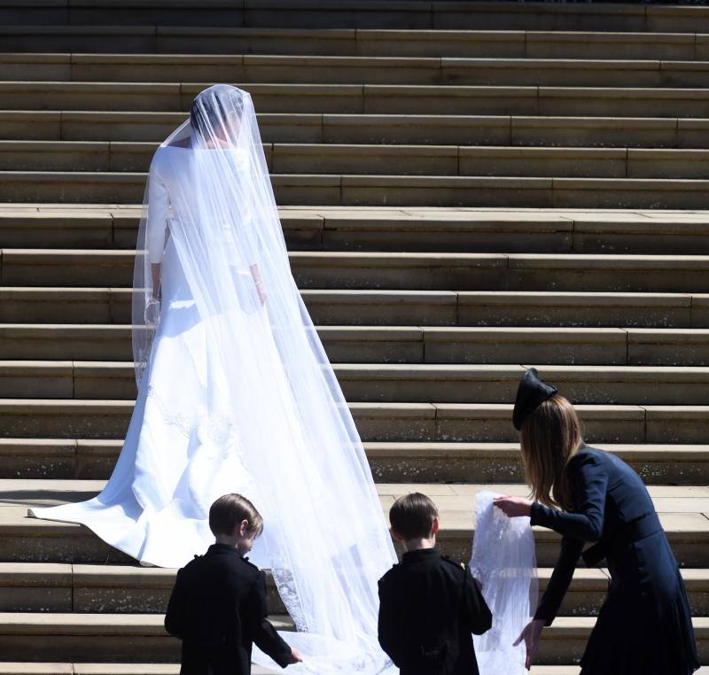 La novia lució un vestido sobrio con una cola de cinco metros de longitud