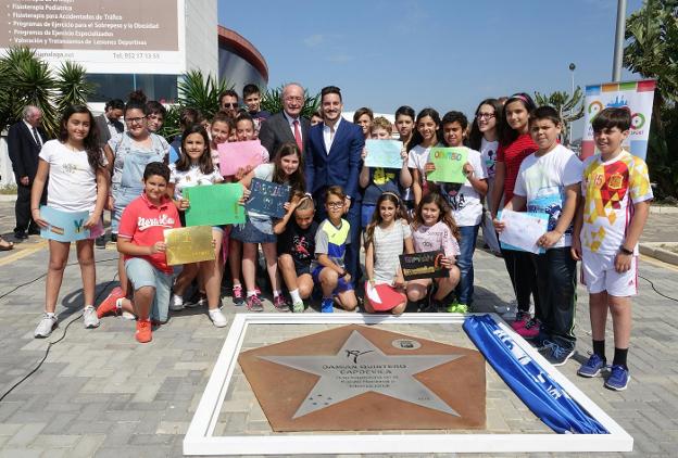 De la Torre, Quintero y un grupo de niños, ayer junto a la estrella inaugurada. :: salvador salas 