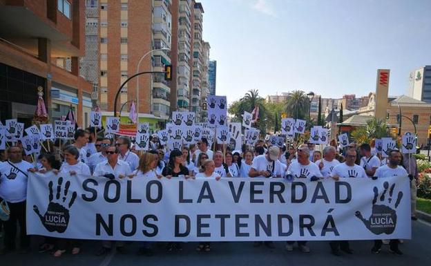 Miles de personas gritan «¡No se fue sola!» en la marcha convocada por los padres de Lucía Vivar para pedir justicia