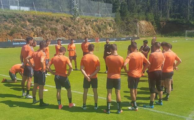 Fernando Estévez arenga a sus jugadores en la sesión de ayer en A Madroa. 