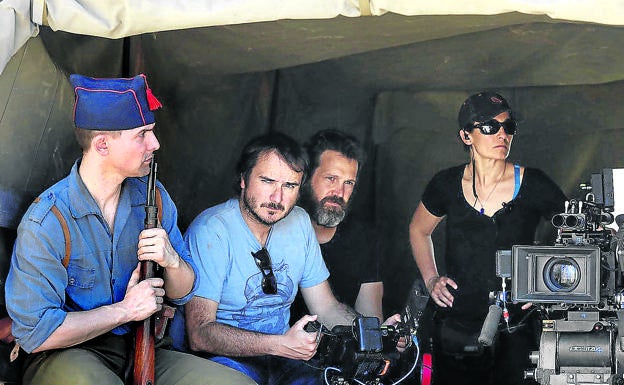 Los directores Aitor Arregi y Jose Mari Goenaga en Higuera de la Sierra. 