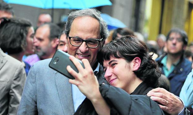El presidente de la Generalitat, Quim Torra, se hace un selfie con una simpatizante en su visita de ayer a Gerona. :: efe