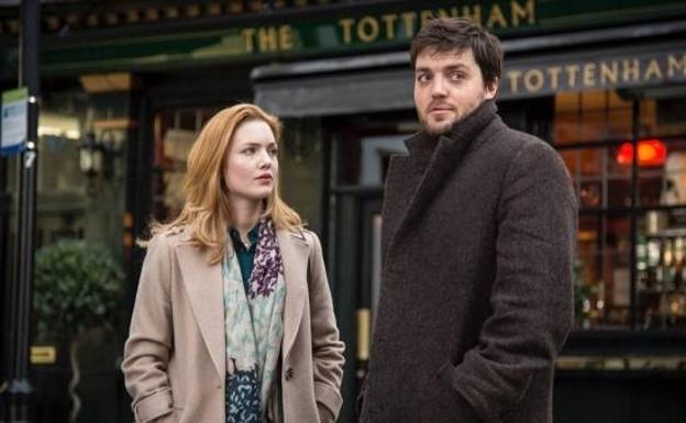 Tom Burke y Holliday Grainger, en 'Cormoran Strike'. 