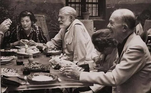 Imagen principal - Hemingway (en el centro) visitó a Brenan y Woolsey en su residencia de Churriana. Pintada por Gertrude Mary Powys. Publicó novelas y libros de poemas, además de 'Málaga en llamas'.