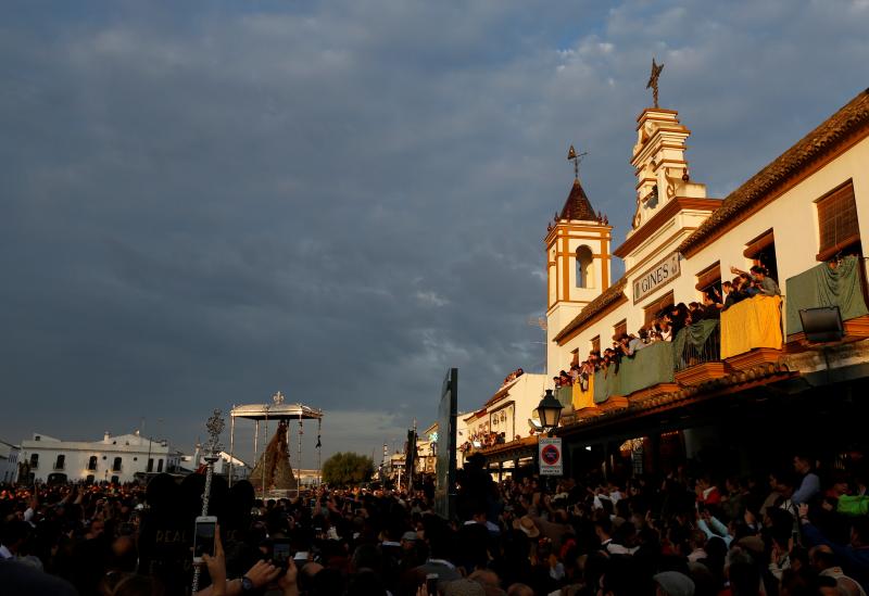 El tradicional 'salto de la reja' se produjo a las 2.53 horas, tras lo cual la imagen de la Virgen del Rocío inició un recorrido por la aldea entre salves, vivas y cantes