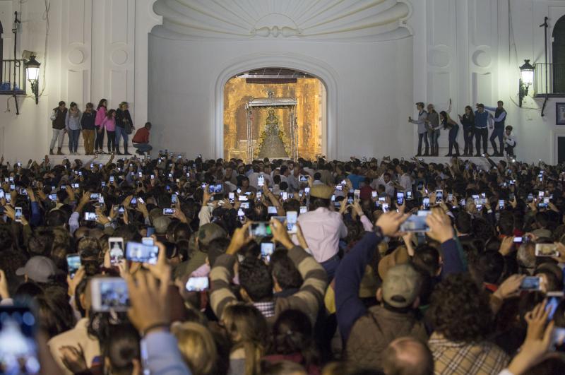El tradicional 'salto de la reja' se produjo a las 2.53 horas, tras lo cual la imagen de la Virgen del Rocío inició un recorrido por la aldea entre salves, vivas y cantes