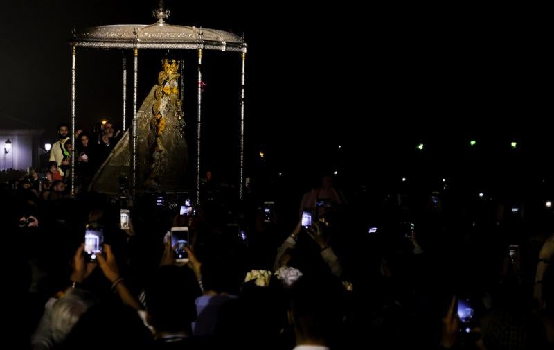 El tradicional 'salto de la reja' se produjo a las 2.53 horas, tras lo cual la imagen de la Virgen del Rocío inició un recorrido por la aldea entre salves, vivas y cantes