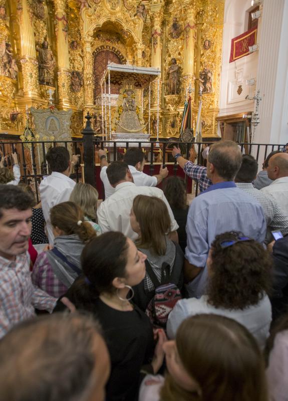 El tradicional 'salto de la reja' se produjo a las 2.53 horas, tras lo cual la imagen de la Virgen del Rocío inició un recorrido por la aldea entre salves, vivas y cantes