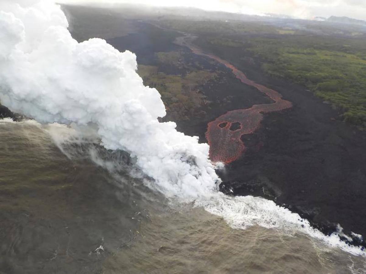 El volcán Kilauea, situado en Hawái (Estados Unidos), entró de nuevo en erupción en las últimas horas, después de hacerlo por primera vez el 3 de mayo, amenazando ahora una planta geotérmica que suministra el 25 % de la energía de la isla.