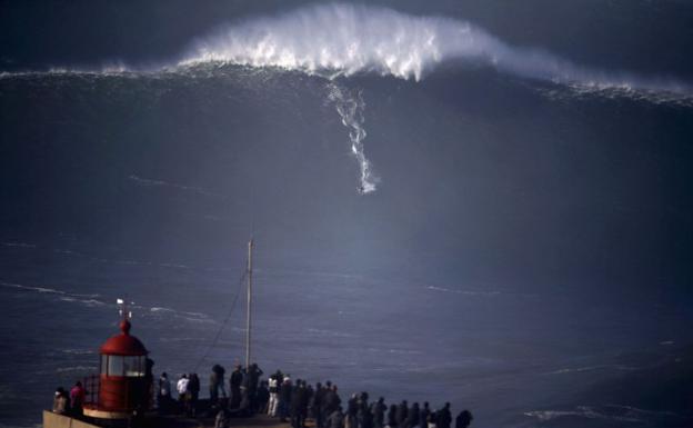 Garret McNamara surfea la ola de Nazaré (Portugal), de 23,7 metros. 