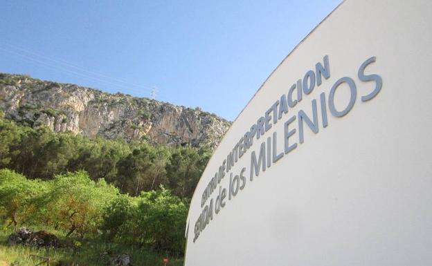 Imagen principal - Centro de interpretación 'Senda de los Milenos' | Camino que asciende al recorrido circular por la Sierra de la Camorra | Monumento natural de la Falla de la Sierra de la Camorra