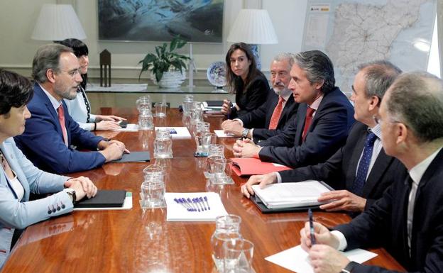 Felipe López e Íñigo de la Serna, ayer frente a frente durante la reunión bilateral. 
