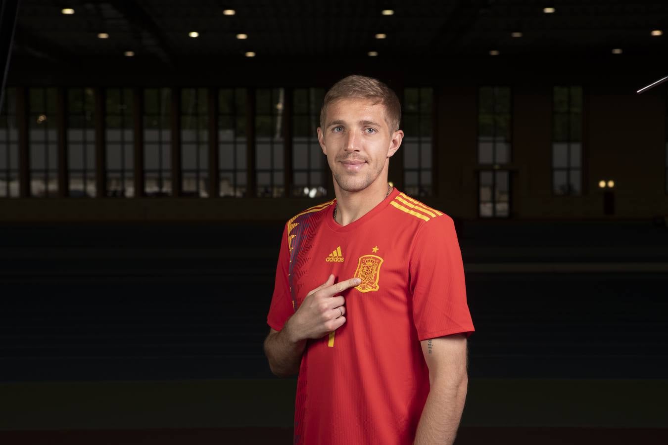 El centrocampista Yuri Gazinsky posa con la camiseta de España.